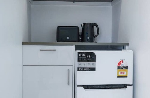 Warrnambool Apartment | Studio room with queen bed