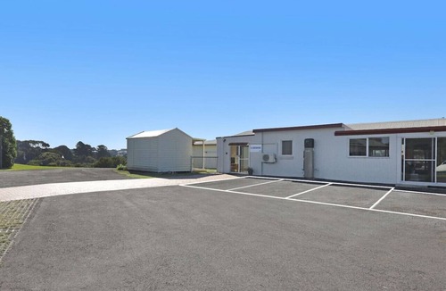 Warrnambool Apartment | Studio room with queen bed