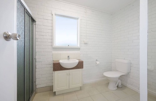 Warrnambool Apartment | Studio room with queen bed