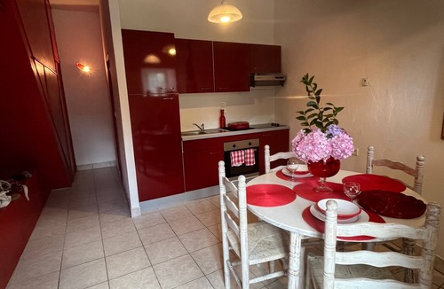 Cosqueville Apartment | Studio Rouge a la Prefontainerie