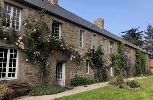 Cosqueville Apartment | Studio Rouge a la Prefontainerie