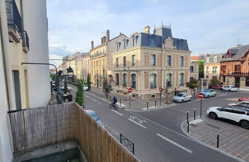 Saint-Germain-en-Laye Apartment | Studio Saint-Germain-en-Laye -RER A- Near Paris