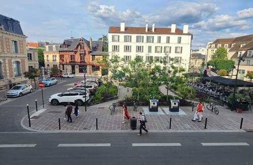 Saint-Germain-en-Laye Apartment | Studio Saint-Germain-en-Laye -RER A- Near Paris