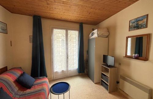 Les Sables d'Olonne Apartment | Studio simple à deux pas de la plage avec balcon - FR-1-197-248