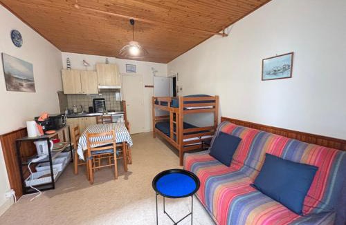 Les Sables d'Olonne Apartment | Studio simple à deux pas de la plage avec balcon - FR-1-197-248