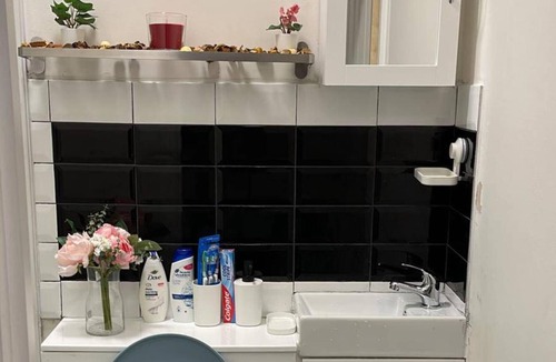 Acton Apartment | Studio - Sleeps 2 - Acton Park & Stn Close