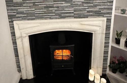 Acton Apartment | Studio - Sleeps 2 - Acton Park and Stn Close