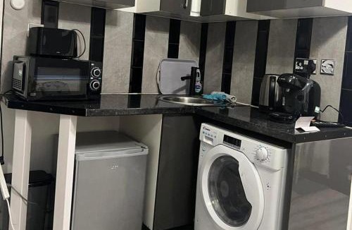 Acton Apartment | Studio - Sleeps 2 - Acton Park and Stn Close