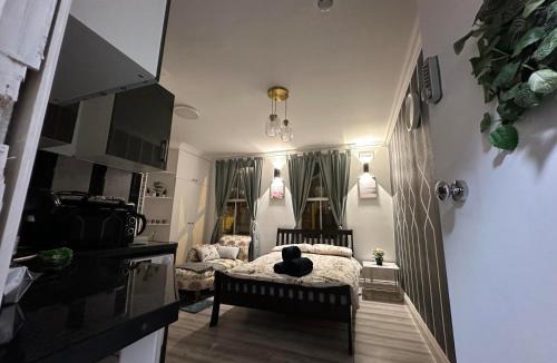 Acton Apartment | Studio - Sleeps 2 - Acton Park and Stn Close