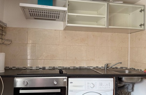 Brunel Apartment | Studio - Sleeps 2 - Garden - Parking - Wifi