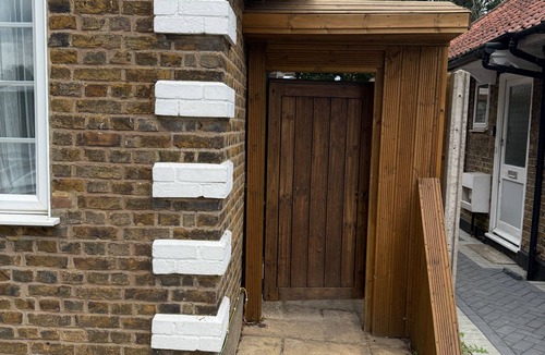 Brunel Apartment | Studio - Sleeps 2 - Garden - Parking - Wifi