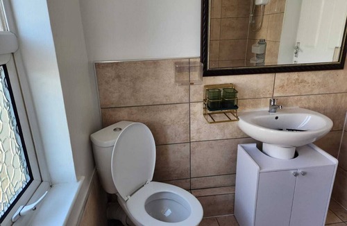 Stone Apartment | Studio - Sleeps 2 - Parking - Wifi