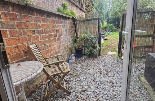 Reading Apartment | Studio - Sleeps 2 - Private Garden