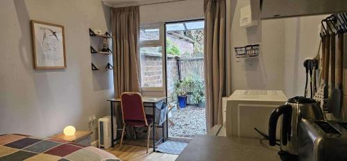 Reading Apartment | Studio - Sleeps 2 - Private Garden
