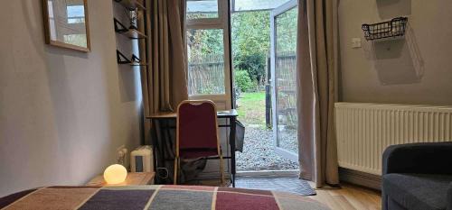 Reading Apartment | Studio - Sleeps 2 - Private Garden