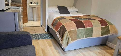 Reading Apartment | Studio - Sleeps 2 - Private Garden