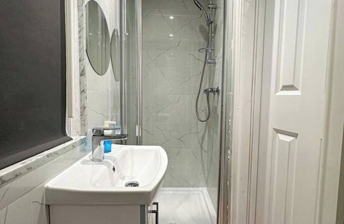 Ealing Apartment | Studio - Sleeps 2 - Short Walk to Station