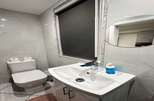 Ealing Apartment | Studio - Sleeps 2 - Short Walk to Station