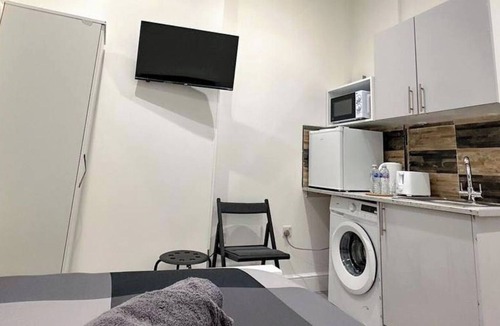 Ealing Apartment | Studio - Sleeps 2 - Short Walk to Ealing Broadway