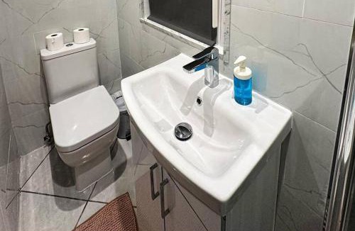 Ealing Apartment | Studio - Sleeps 2 - Short Walk to Station