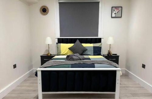 Ealing Apartment | Studio - Sleeps 2 - Short Walk to Station