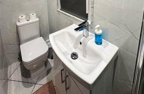 Ealing Apartment | Studio - Sleeps 2 - Short Walk to Station