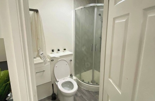 Acton Apartment | Studio Sleeps 2 with Walk-In Shower