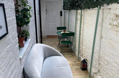 South Acton Apartment | Studio Sleeps 3 - Outdoor Space - Pet Friendly
