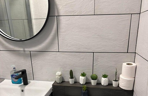 South Acton Apartment | Studio Sleeps 3 - Outdoor Space - Pet Friendly