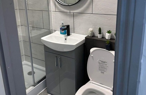 South Acton Apartment | Studio Sleeps 3 - Outdoor Space - Pet Friendly