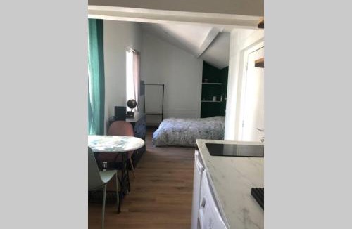 3rd Arrondissement Apartment | Studio sous les toits