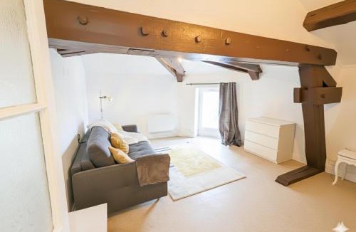 Irigny Apartment | Studio spacieux avec bureau - Calme & Proche Lyon