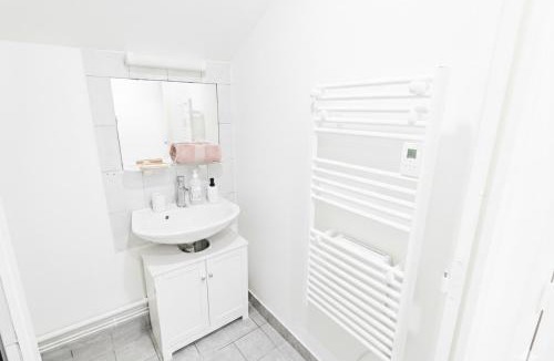 Irigny Apartment | Studio spacieux avec bureau - Calme & Proche Lyon