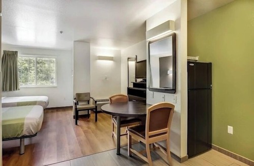 East Brunswick Hotel | Studio Stay Near Rutgers + Parking
