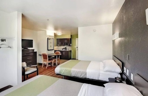 East Brunswick Hotel | Studio Stay Near Rutgers + Parking