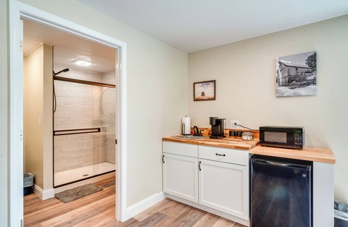 Treloar Apartment | Studio Stay w/Deck in Missouri Wine Country