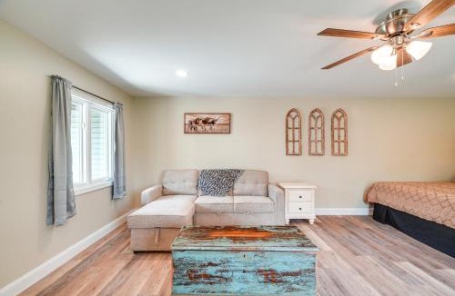 Treloar Apartment | Studio Stay w/Deck in Missouri Wine Country