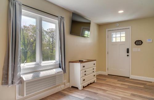 Treloar Apartment | Studio Stay w/Deck in Missouri Wine Country