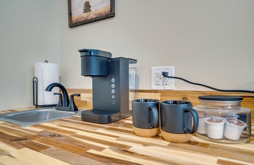 New Haven Apartment | Studio Stay w/Deck in Missouri Wine Country