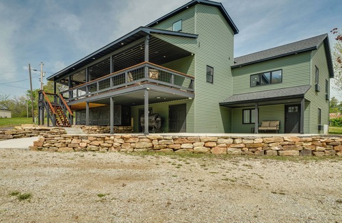 New Haven Apartment | Studio Stay w/Deck in Missouri Wine Country