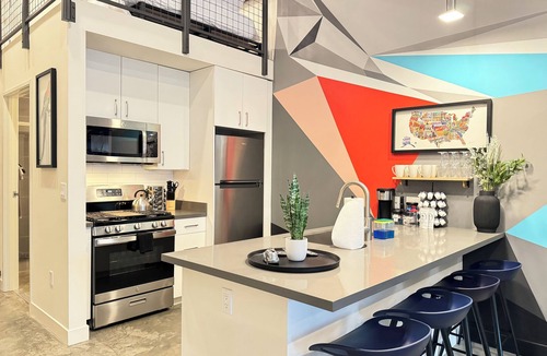 Lacy Apartment | Studio-style loft with Garage door only 6 miles from Disney!