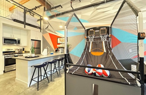 Lacy Apartment | Studio-style loft with Garage door only 6 miles from Disney!