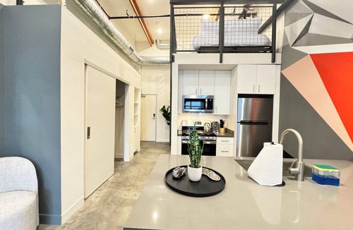 Lacy Apartment | Studio-style loft with Garage door only 6 miles from Disney!