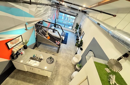 Lacy Apartment | Studio-style loft with Garage door only 6 miles from Disney!