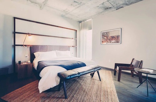 Travis Heights Hotel | Studio-Style Suite with Balcony Overlooking Pool