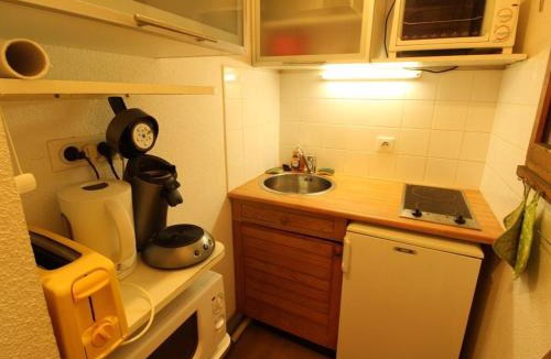 Bagneres-de-Luchon Apartment | Studio sud calme avec balcon et parking - Proche thermes et centre - FR-1-313-130