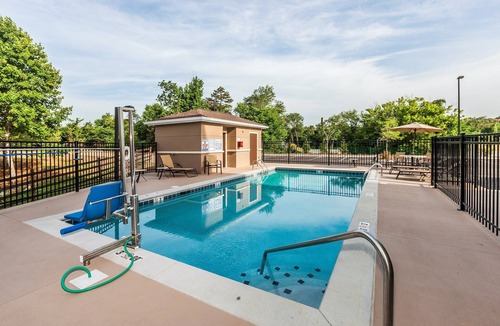 Farragut Apartment | Studio Suite | Shared Outdoor Pool + BBQ Area