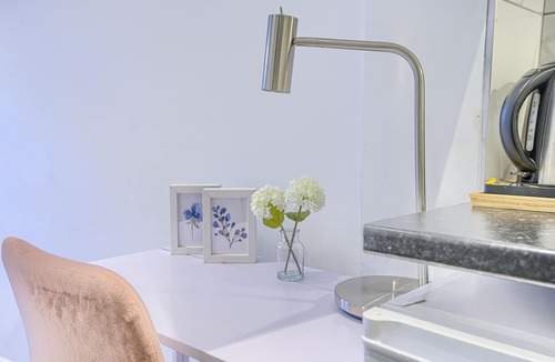 Highbury West Apartment | Studio-Superior-Ensuite-Garden View-3