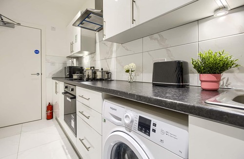 Highbury West Apartment | Studio-Superior-Ensuite-Garden View-3