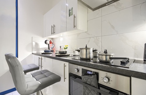 Highbury West Apartment | Studio-Superior-Ensuite-Garden View-3